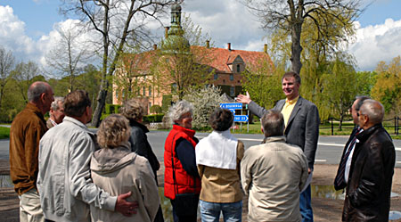 Tour group at Vittskovle castle with Eric Hammerin